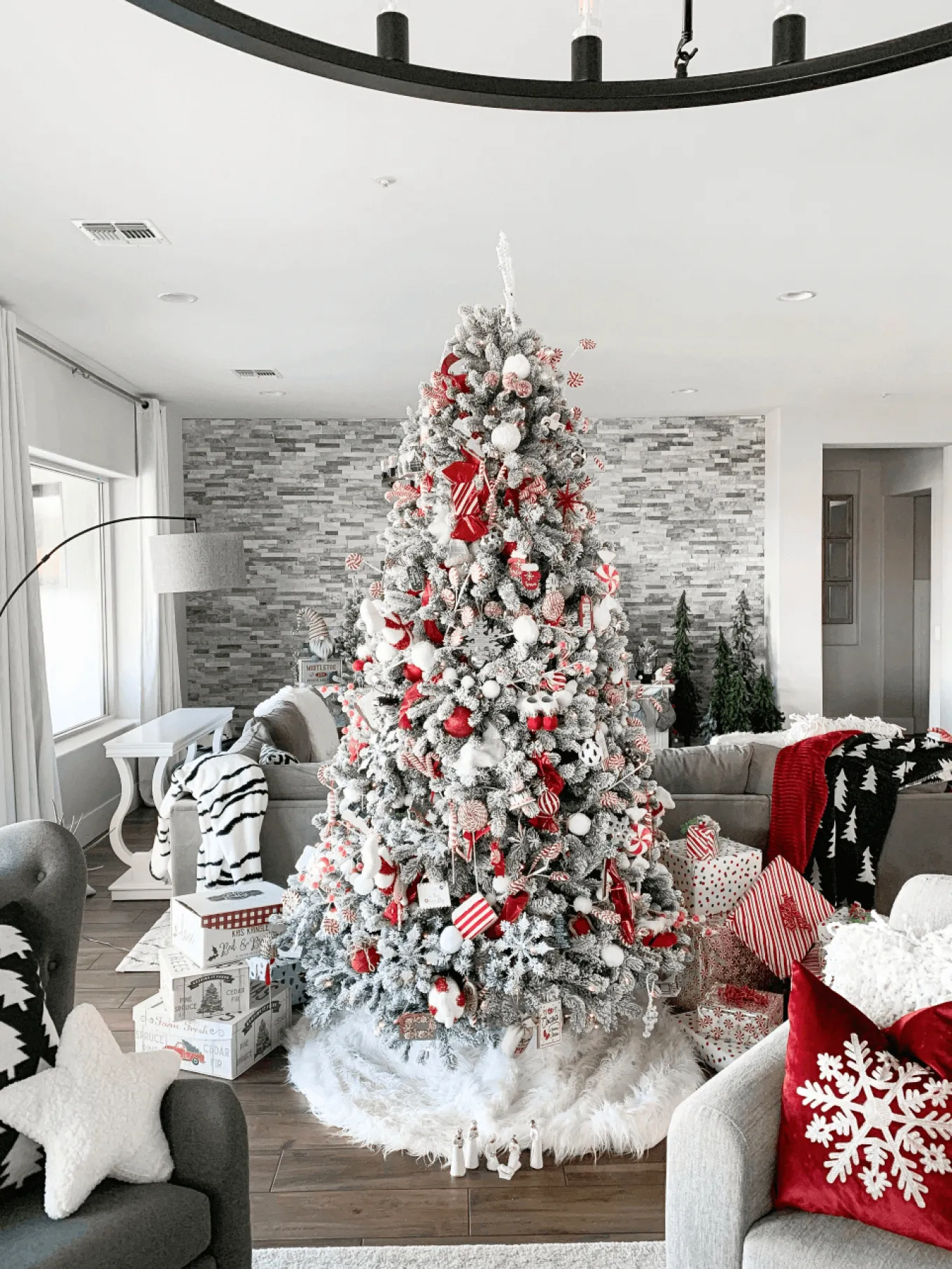 King Of Christmas 10' King Flock® Artificial Christmas Tree With 1250 Warm White LED Lights- Realistic|Pre-Lit