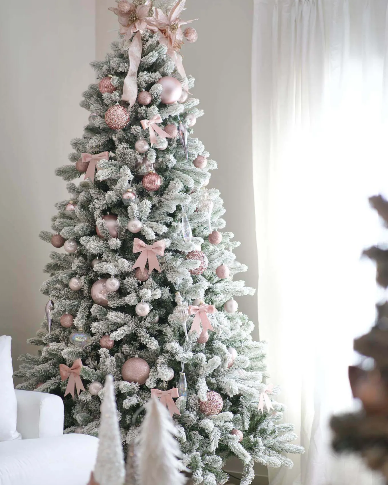 King Of Christmas 8' King Flock® Artificial Christmas Tree With 900 With Warm White LED Lights- Realistic|Pre-Lit