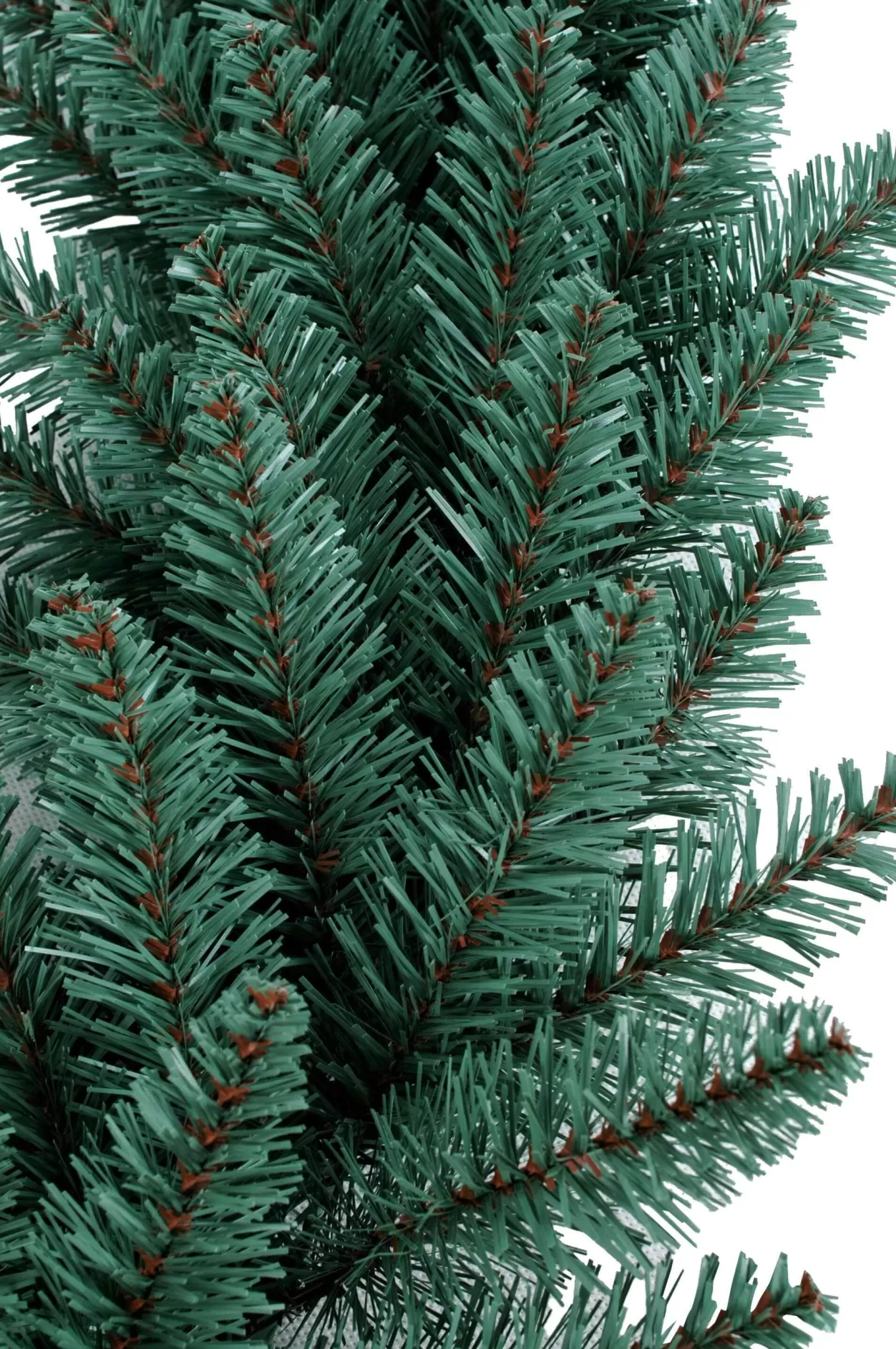 King Of Christmas 24" Tribeca Spruce Blue Wreath With Warm White LED Lights (Battery Operated)- Wreaths | Green