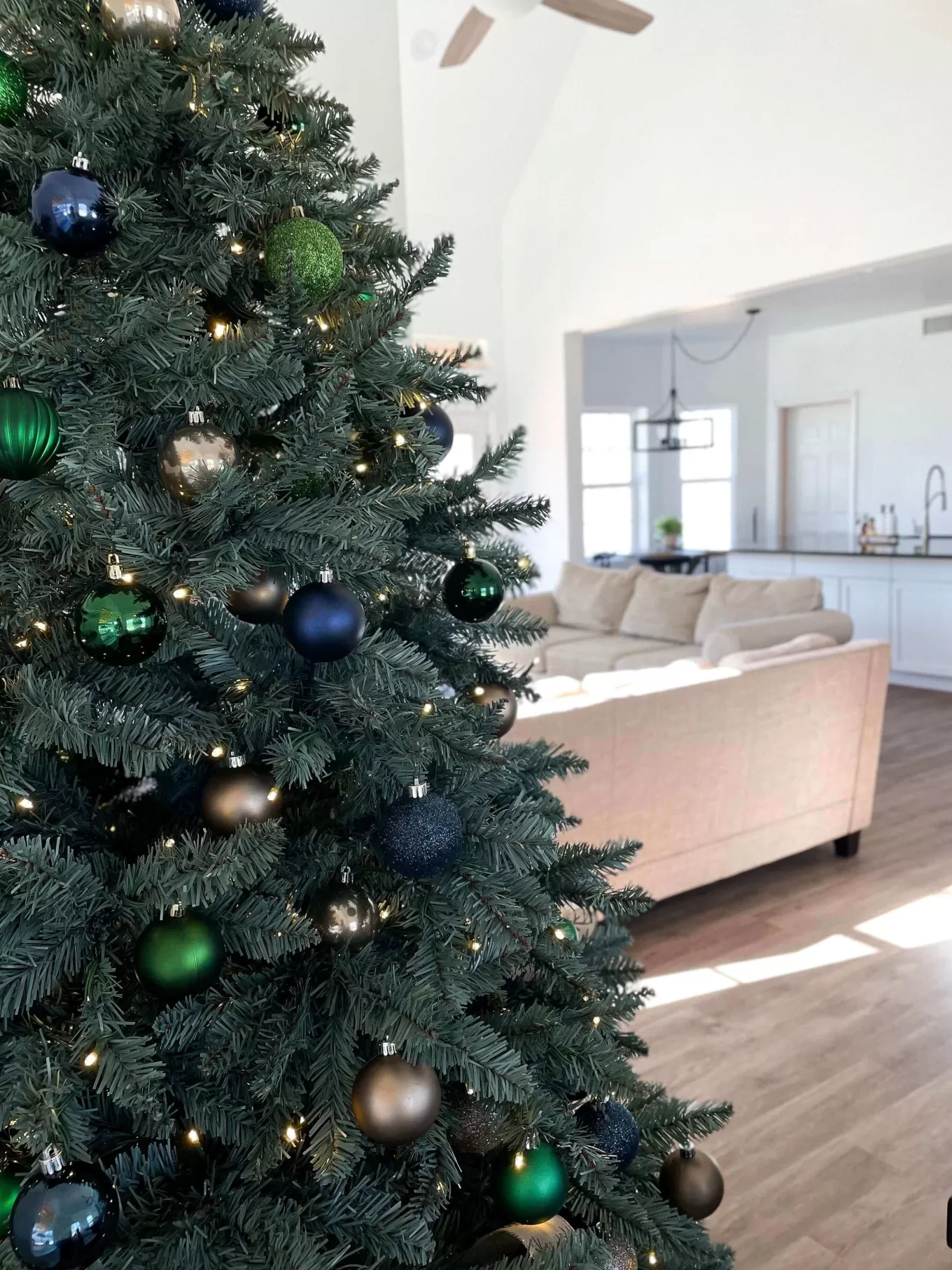 King Of Christmas 7' Tribeca Spruce Blue Artificial Christmas Tree With 550 Warm White LED Lights- Classic | Full