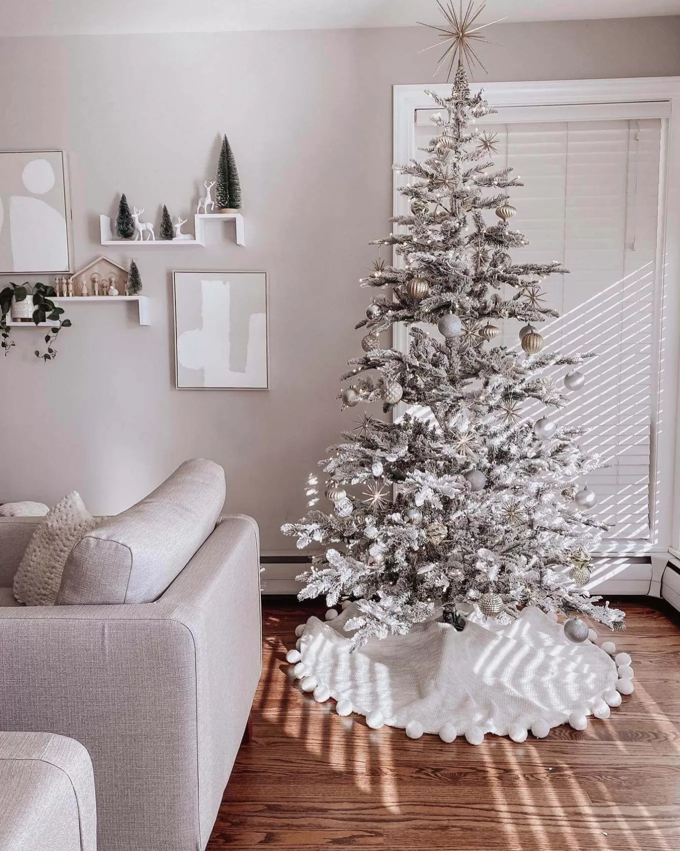 King Of Christmas 8' King Noble Flock Artificial Christmas Tree With 600 Warm White LED Lights- Realistic | Green