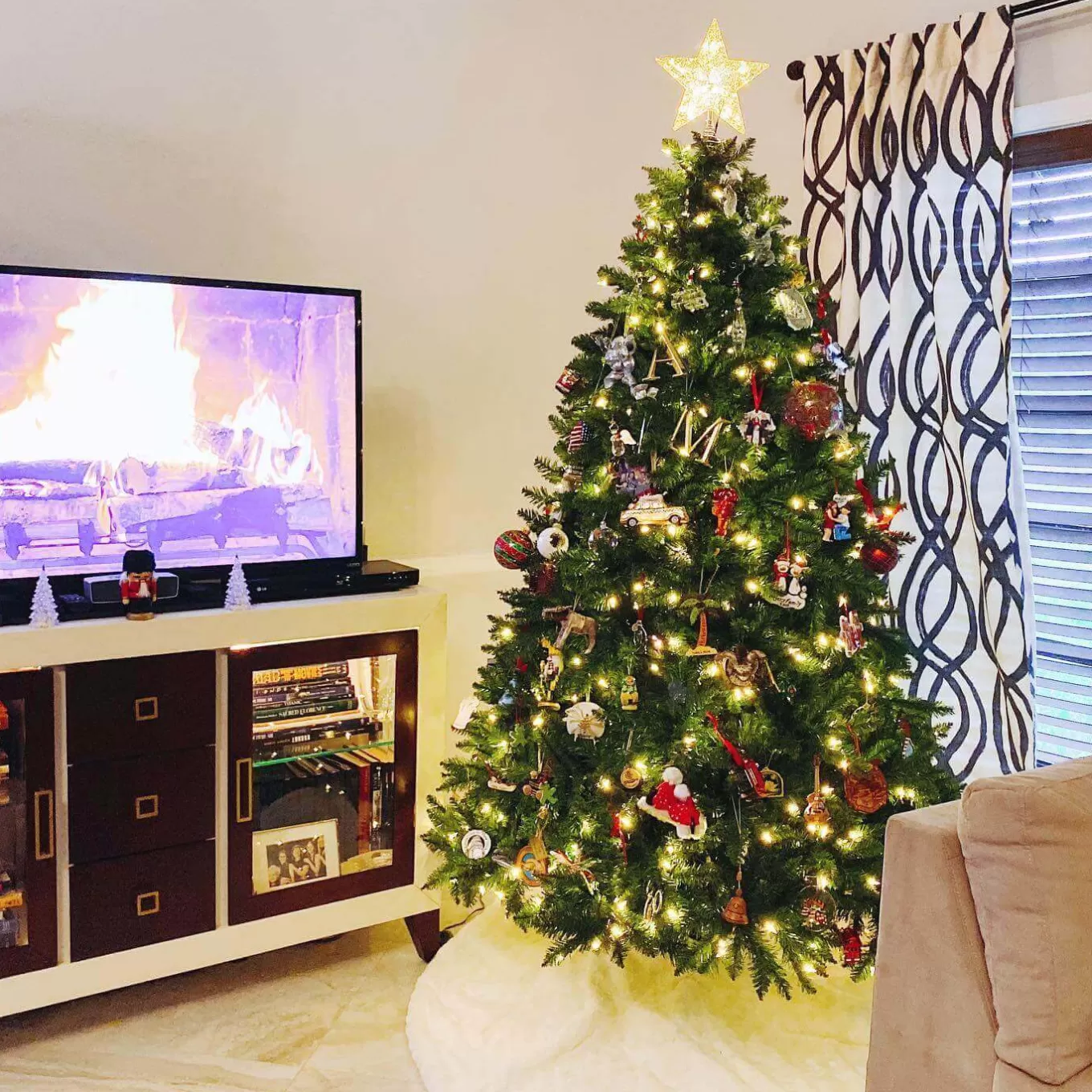 King Of Christmas 9' Hancock Spruce Artificial Christmas Tree 750 Warm White LED Lights- Classic | Pre-Lit