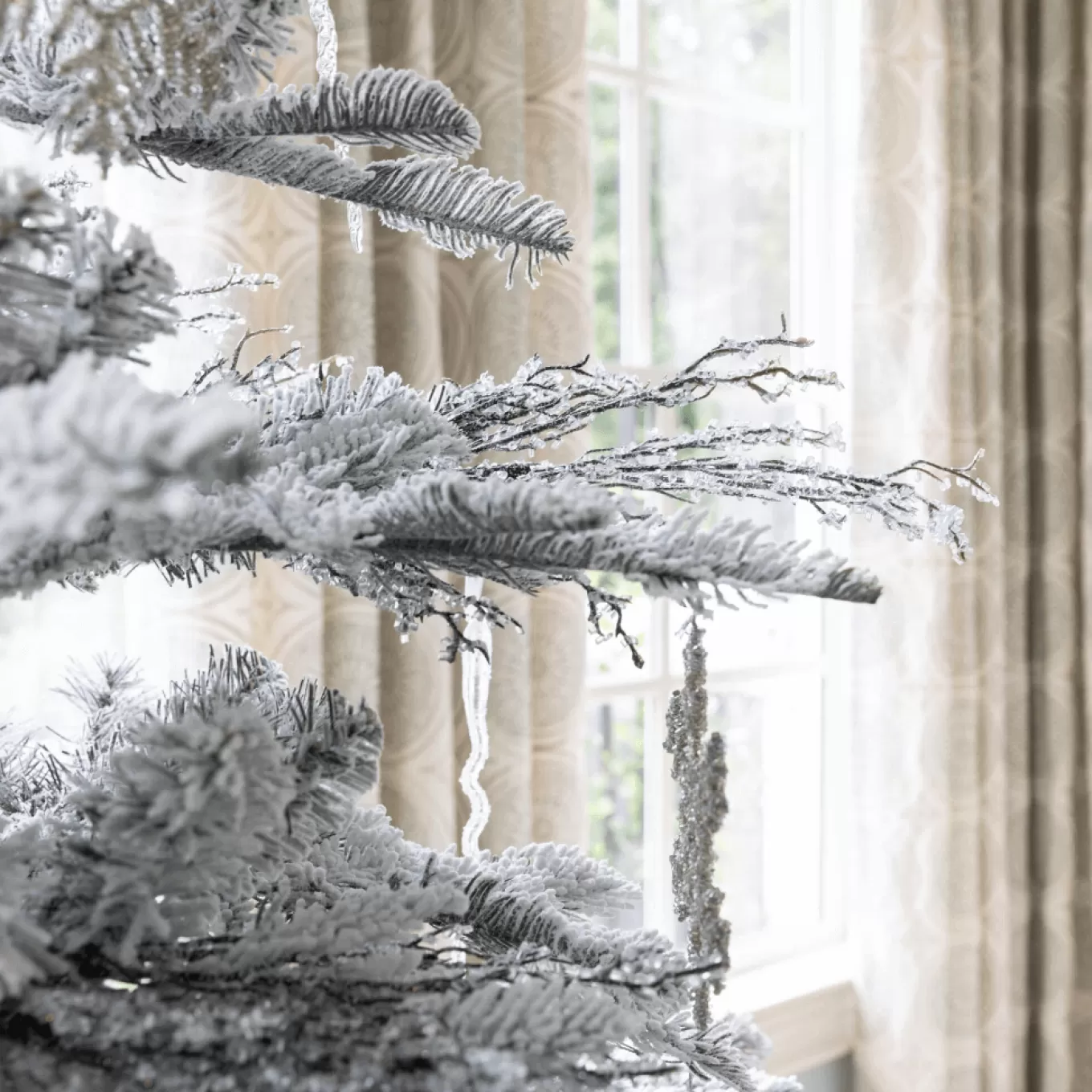 King Of Christmas 9' King Noble Flock Artificial Christmas Tree With 700 Warm White LED Lights- Realistic | Pre-Lit
