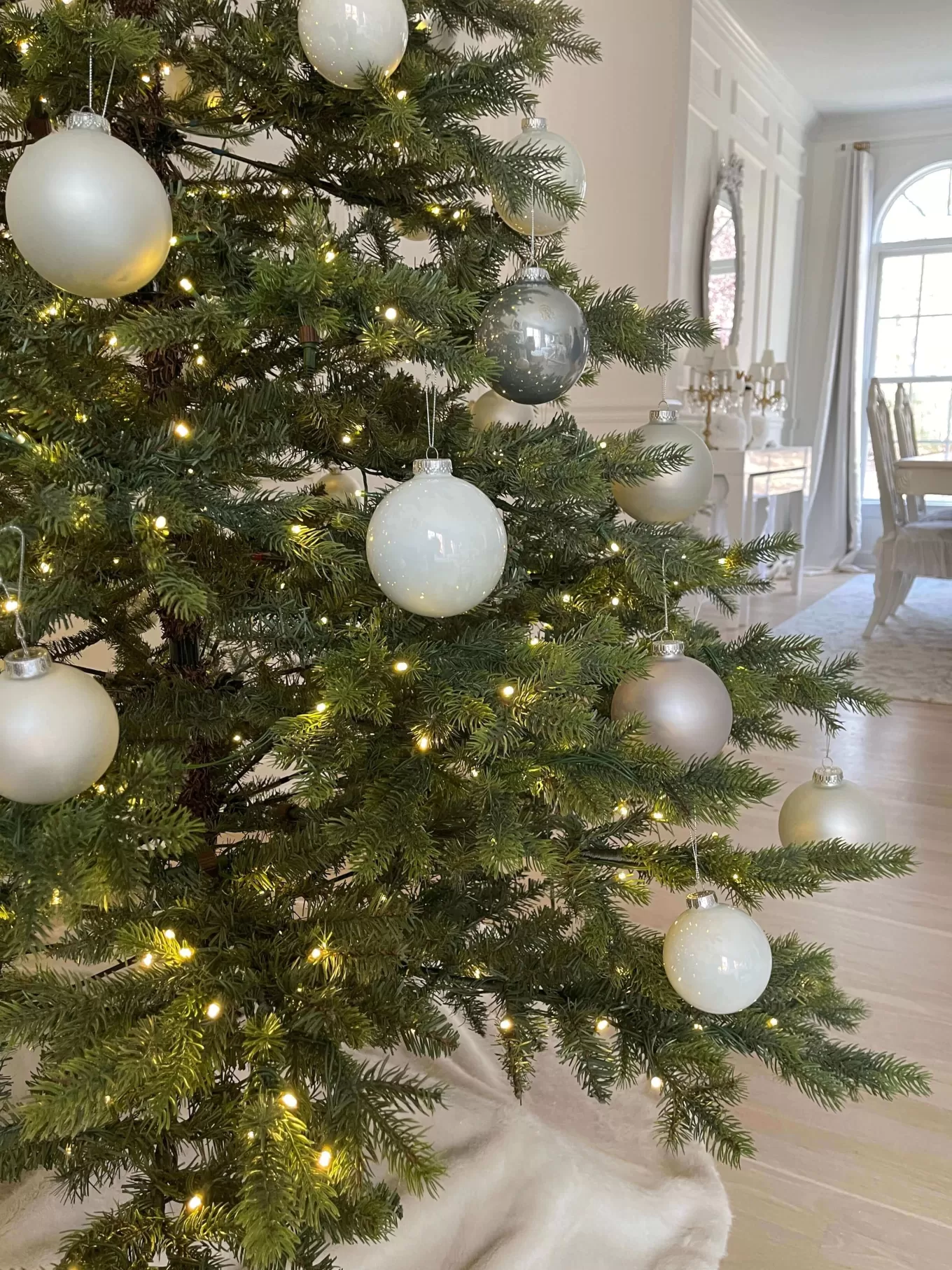 King Of Christmas 9' Rushmore Fir Artificial Christmas Tree 1000 Warm White LED Lights- Realistic | Pre-Lit