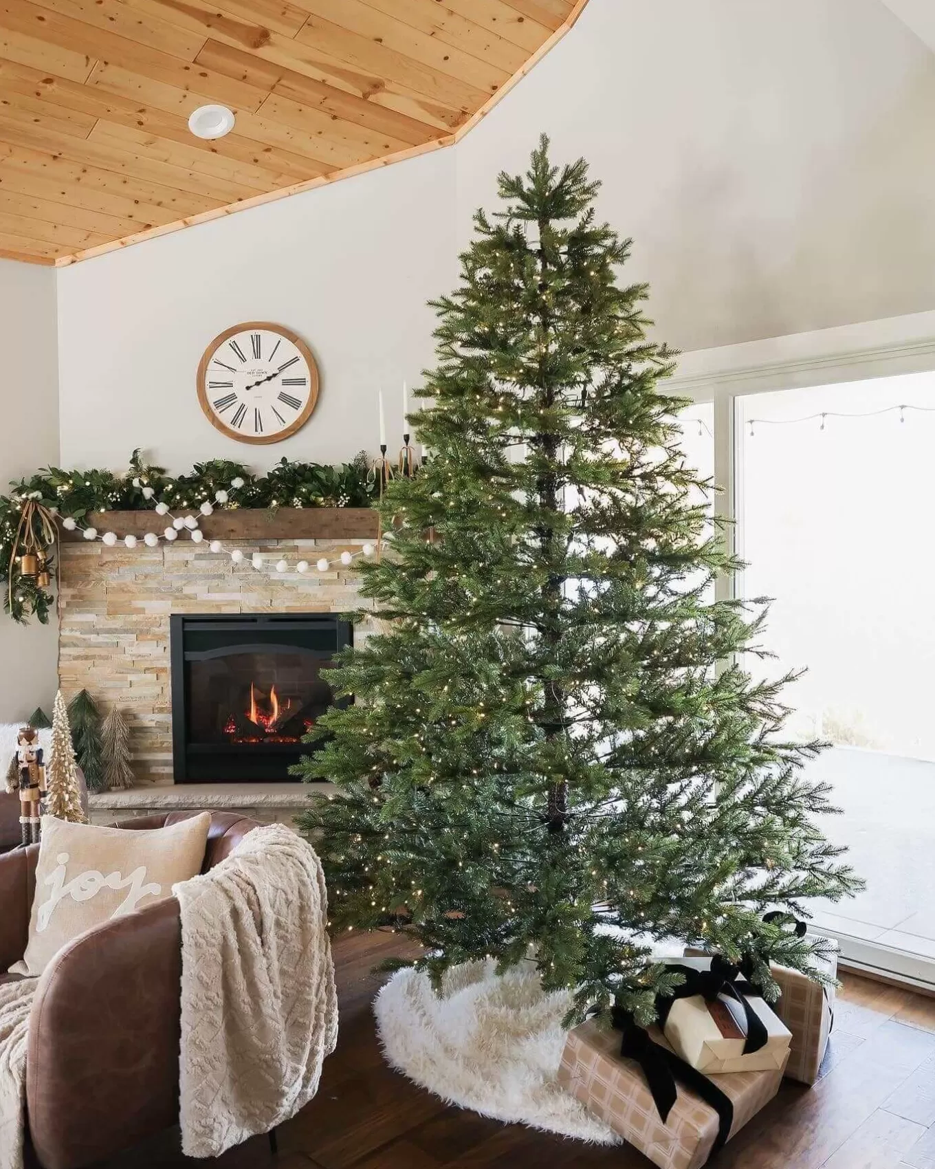 King Of Christmas 9' Rushmore Fir Artificial Christmas Tree 1000 Warm White LED Lights- Realistic | Pre-Lit